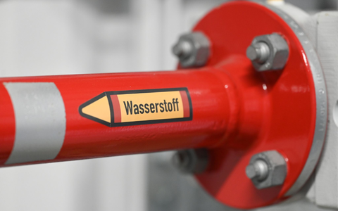 Die erste große Wasserstoff-Leitung soll 2025 in Betrieb genommen werden. - Foto: Bernd Weißbrod/dpa