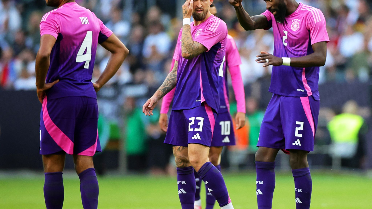 Hielten erstmals seit 2016 bei einem großen Turnier für Deutschland die Null: Jonathan Tah (l) und Antonio Rüdiger (r). - Foto: Rolf Vennenbernd/dpa