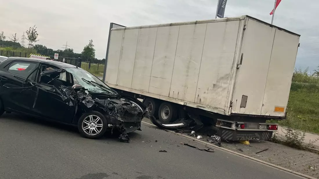 POL-GE: Auto kollidiert mit geparktem Auflieger - zwei Verletzte - Bild: presseportal.de