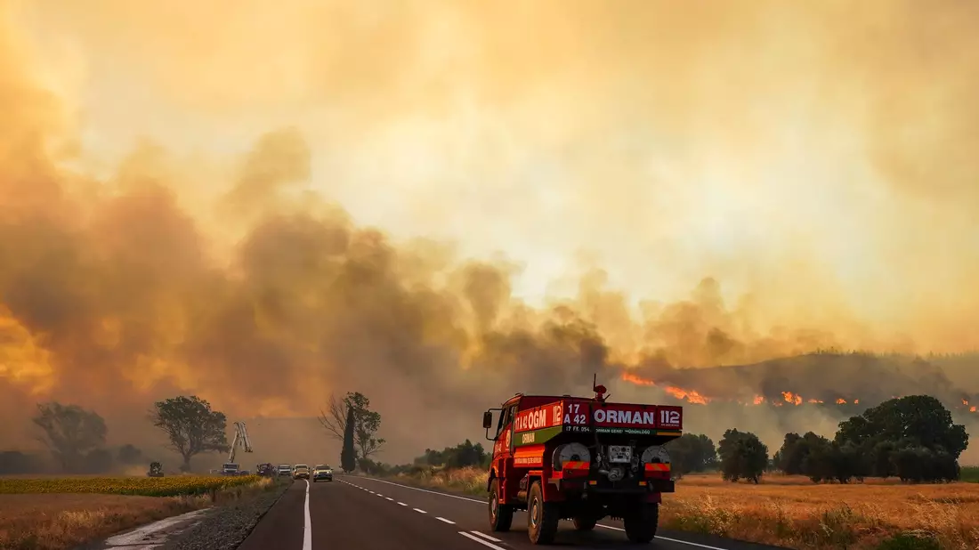Feuerwehrleute arbeiten daran, ein Feuer in der Nähe von Kumköy auf der Halbinsel Gallipoli zu löschen. - Bild: Sercan Ozkurnazli/DIA Photo/AP/dpa