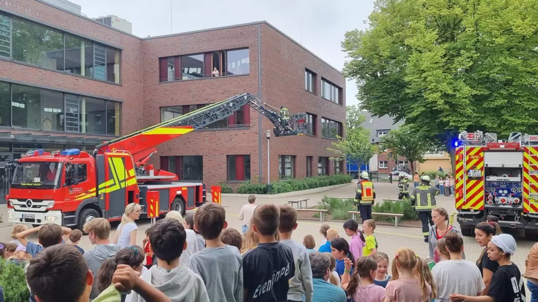 FW-WRN: Die Feuerwehr auf dem Schulhof der Katholischen Wiehagengrundschule - Bild: presseportal.de