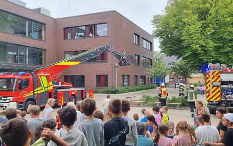 FW-WRN: Die Feuerwehr auf dem Schulhof der Katholischen Wiehagengrundschule - Foto: presseportal.de
