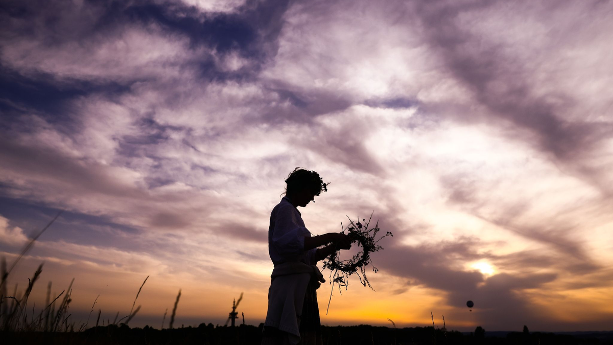In Polen feiern die Menschen die Sommersonnenwende, genannt «Noc Kupaly». - Foto: Beata Zawrzel/ZUMA Press Wire/dpa