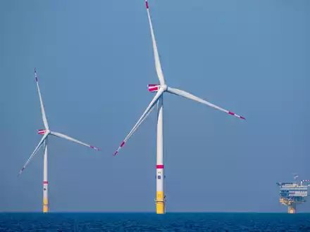 Die Nachfrage nach Offshore-Windrechten steigt. Rund 120 Kilometer nordwestlich von Helgoland sollen zwei neue Windparks entstehen. - Foto: Stefan Sauer/dpa