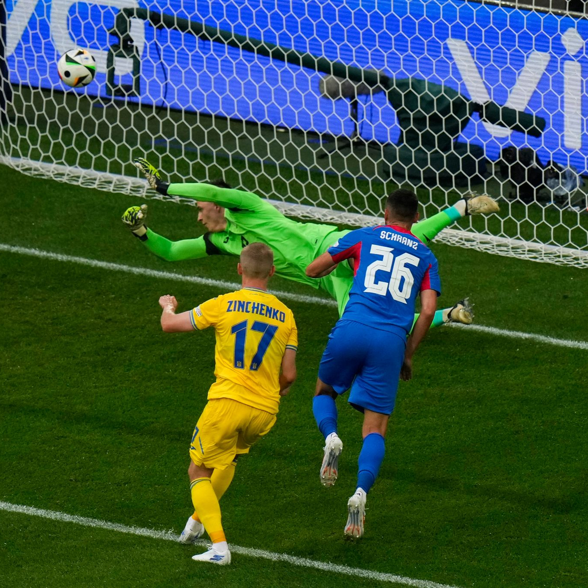 Ivan Schranz erzielt seinen zweiten Turniertreffer und die 1:0-Führung für die Slowakei. - Foto: Alessandra Tarantino/AP