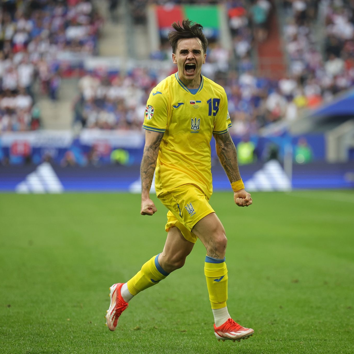 Mykola Schaparenko feiert sein Tor zum 1:1. - Foto: Rolf Vennenbernd/dpa