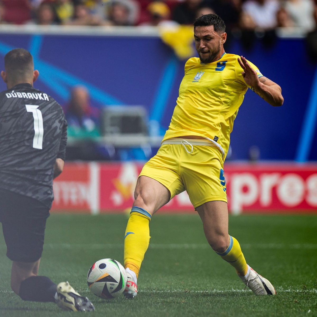 Roman Jaremtschuk (r) erzielt nach seiner Annahme den 2:1-Siegtreffer für die Ukraine. - Foto: Rolf Vennenbernd/dpa