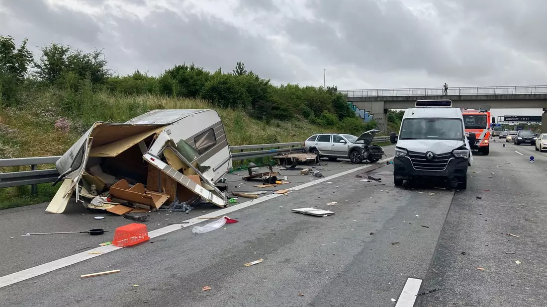 POL-MTK: Pressemitteilung der Autobahnpolizei +++ Verletzte und langer Stau nach Unfall auf A 3 +++ - Bild: presseportal.de