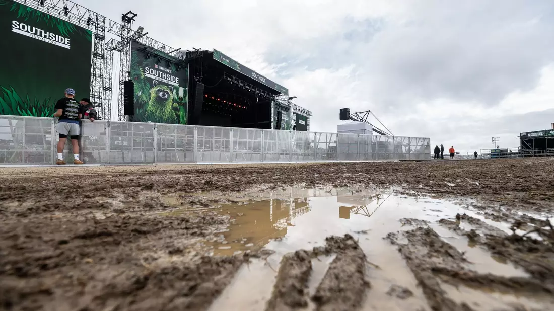 Pfützen und Matsch auf dem Gelände des Southside-Festivals in Neuhausen ob Eck. - Bild: Silas Stein/dpa