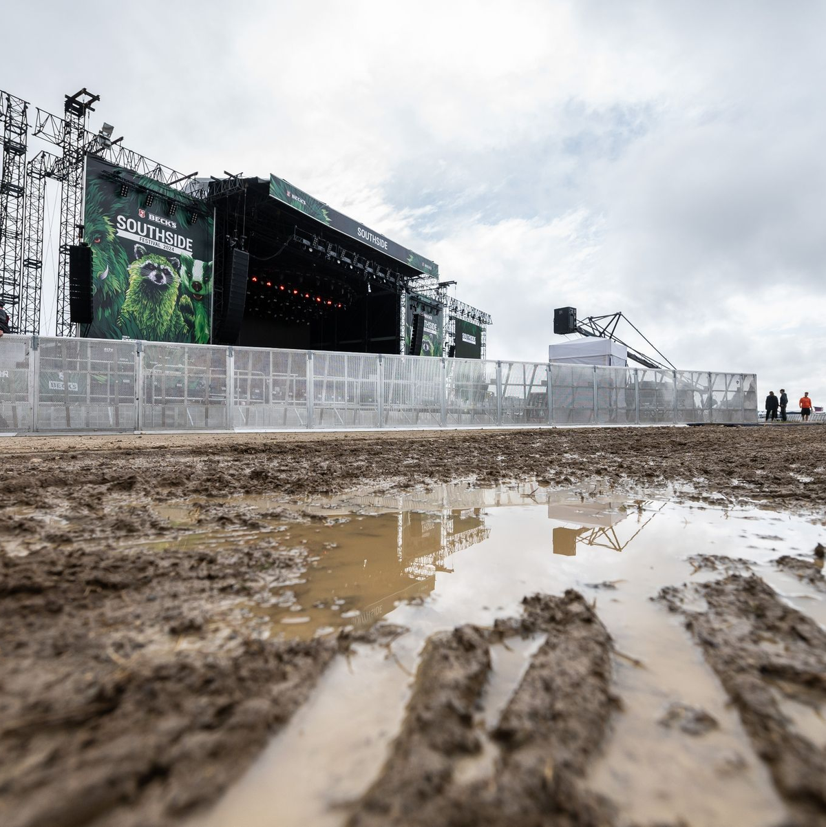 Pfützen und Matsch auf dem Gelände des Southside-Festivals in Neuhausen ob Eck. - Foto: Silas Stein/dpa