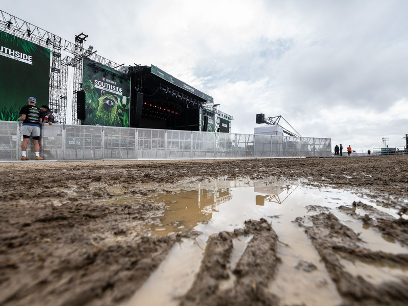 Pfützen und Matsch auf dem Gelände des Southside-Festivals in Neuhausen ob Eck. - Foto: Silas Stein/dpa