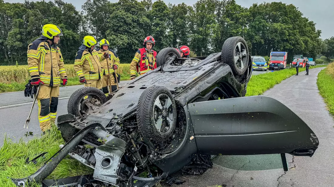 FW Alpen: Pkw überschlägt sich bei Verkehrsunfall - Bild: presseportal.de