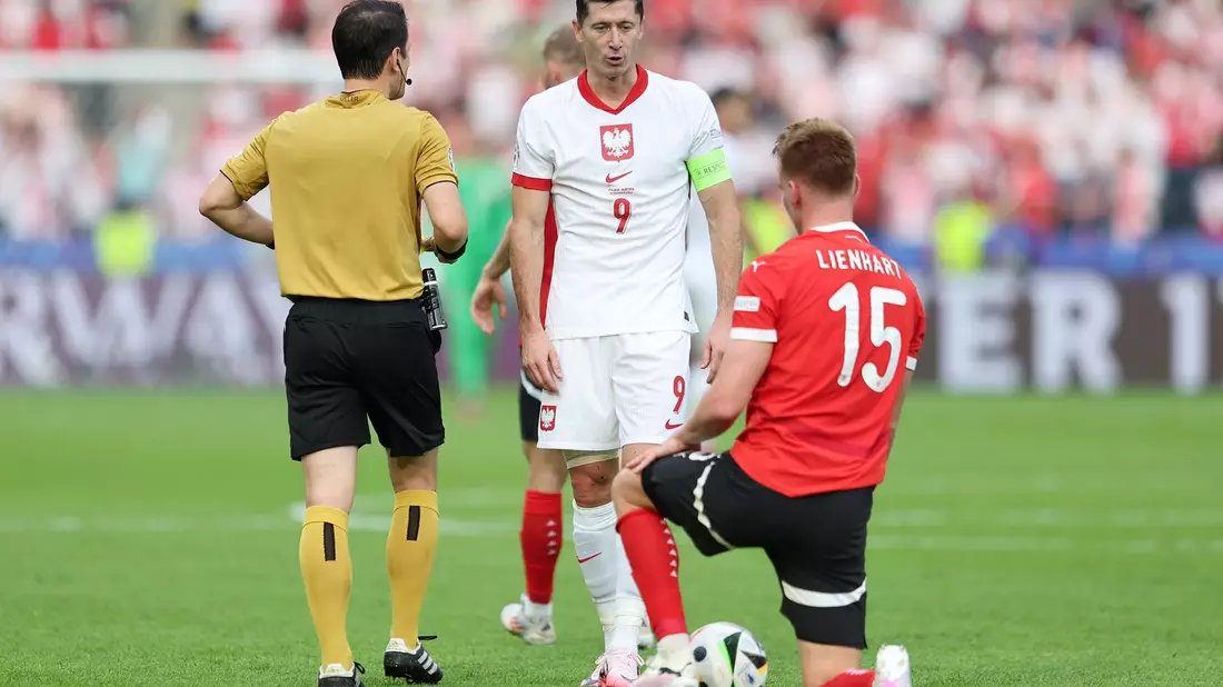 Die Polen um Robert Lewandowski (M) stehen bei der EM vor dem Aus. - Bild: Andreas Gora/dpa