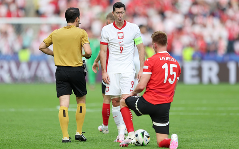 Die Polen um Robert Lewandowski (M) stehen bei der EM vor dem Aus. - Foto: Andreas Gora/dpa