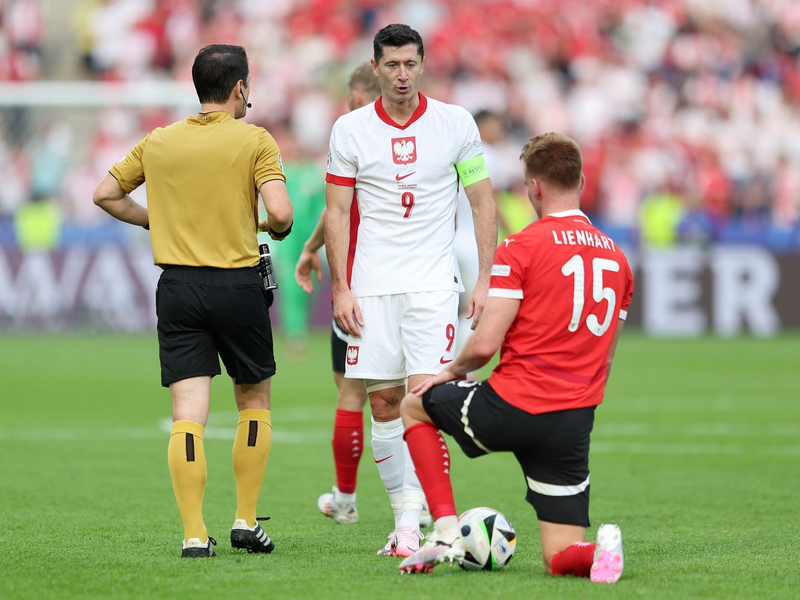 Die Polen um Robert Lewandowski (M) stehen bei der EM vor dem Aus. - Foto: Andreas Gora/dpa