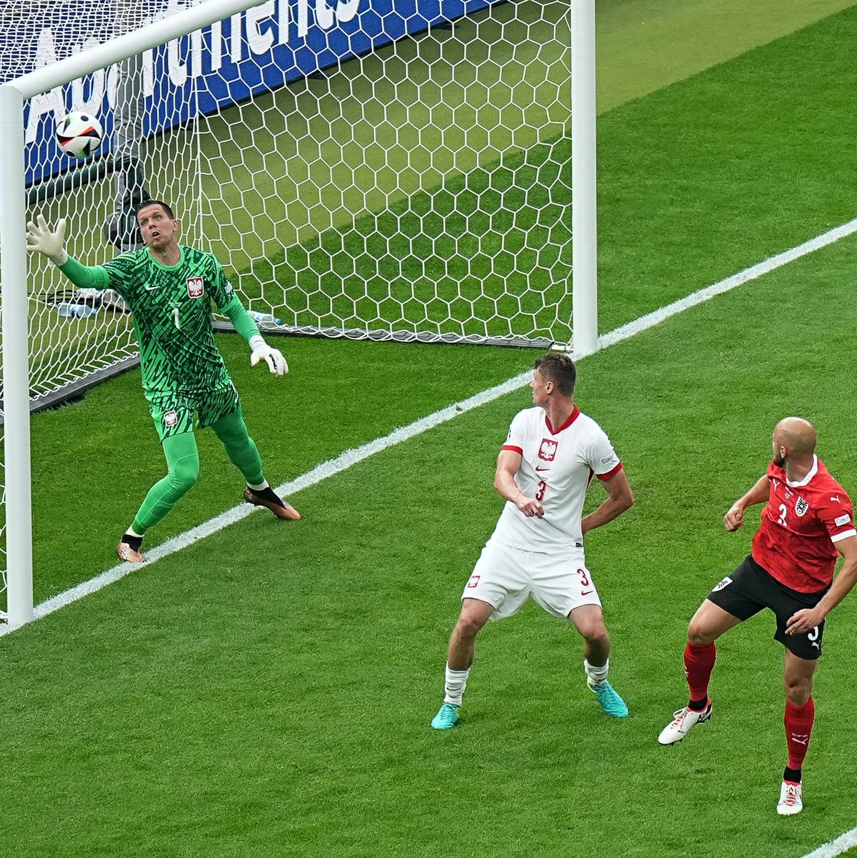Österreichs Gernot Trauner (r) traf per Kopf zum 1:0. - Foto: Michael Kappeler/dpa