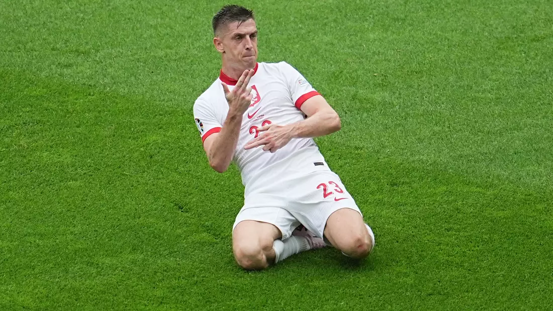 Brachte Polen zurück ins Spiel: Der Ex-Herthaner Krzysztof Piatek. - Bild: Michael Kappeler/dpa