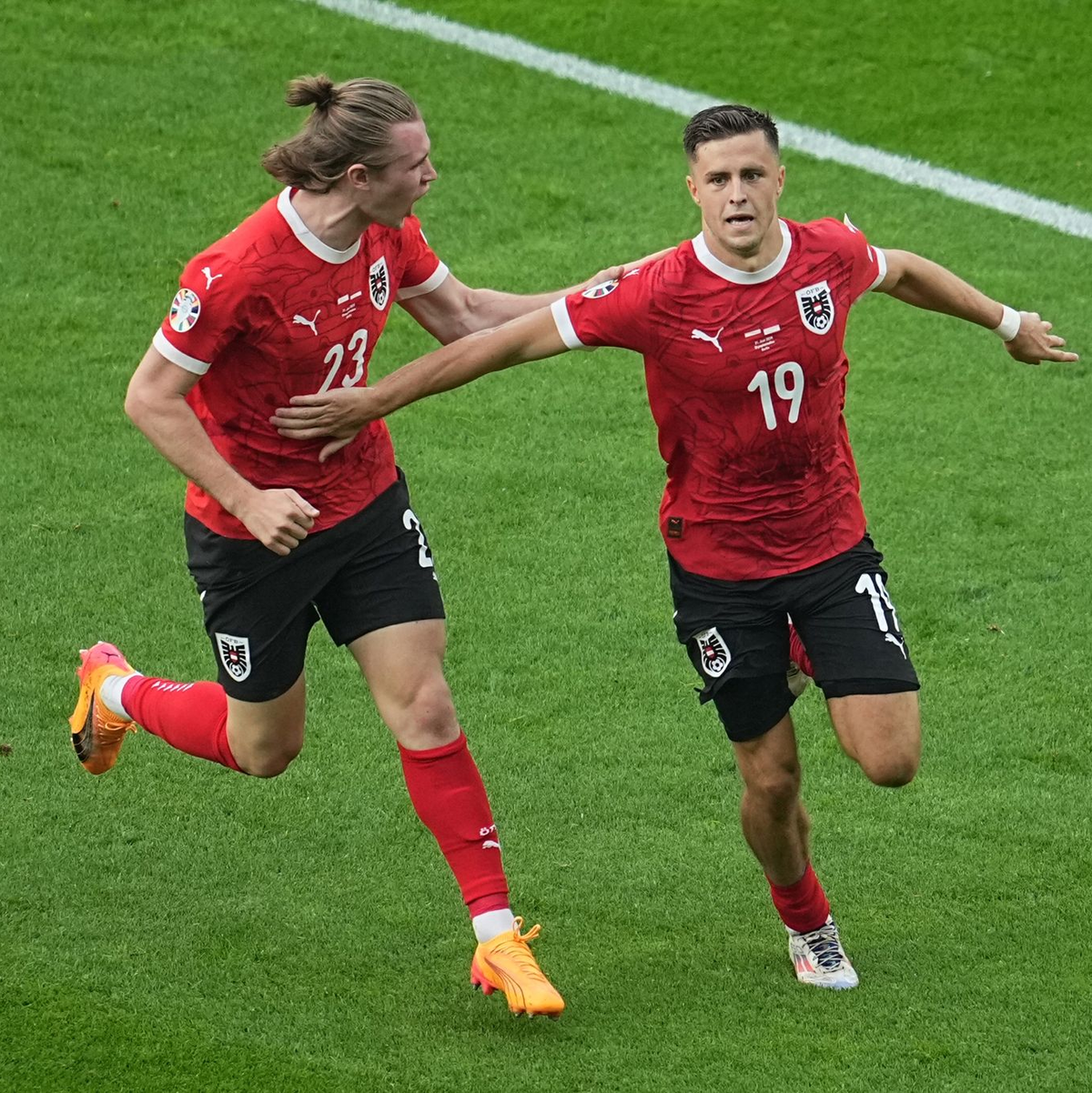 Sorgte für das zwischenzeitliche 2:1 der Österreicher: Christoph Baumgartner (r). - Foto: Michael Kappeler/dpa