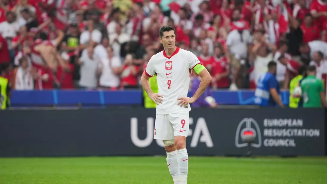 Die Polen um Robert Lewandowski haben keine Chance mehr auf den Einzug ins Achtelfinale. - Bild: Sören Stache/dpa