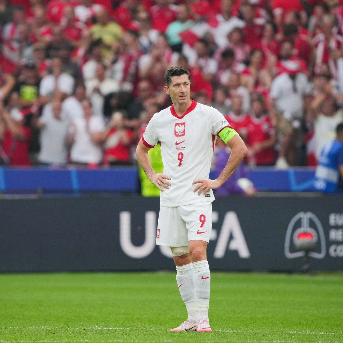Die Polen um Robert Lewandowski haben keine Chance mehr auf den Einzug ins Achtelfinale. - Foto: Sören Stache/dpa