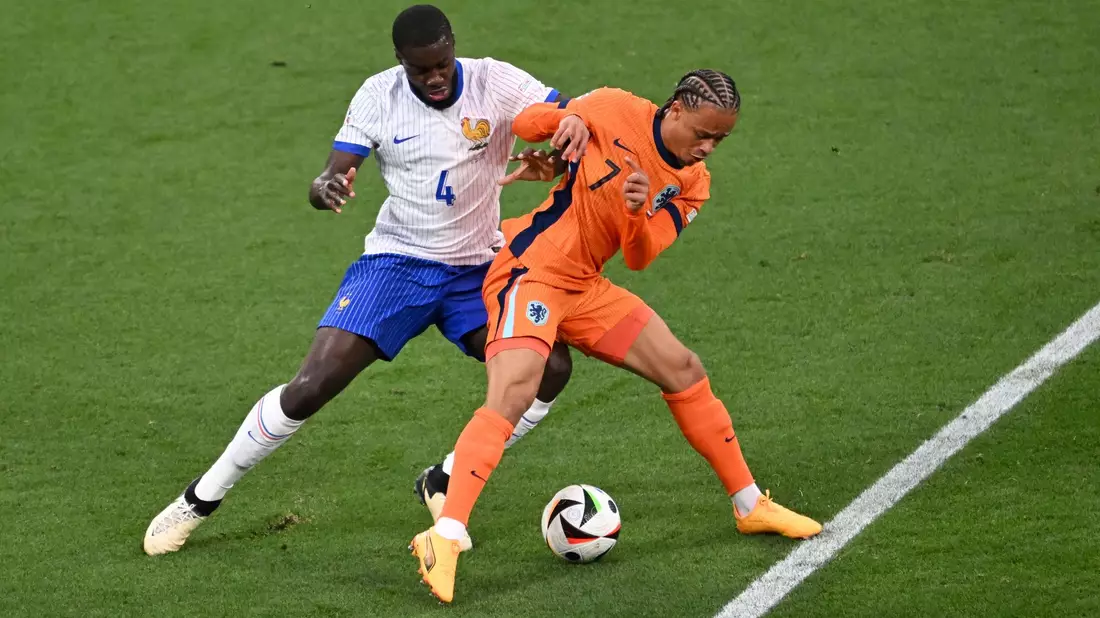 Xavi Simons (r) und die Niederländer trennten sich von den Franzosen um Dayot Upamecano torlos. - Bild: Robert Michael/dpa
