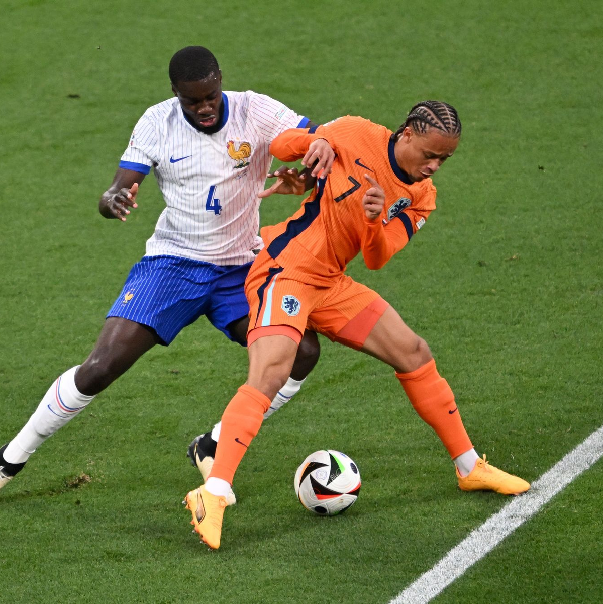 Xavi Simons (r) und die Niederländer trennten sich von den Franzosen um Dayot Upamecano torlos. - Foto: Robert Michael/dpa