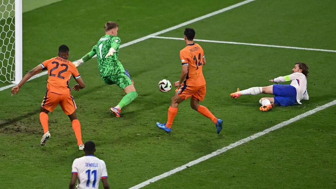 Der niederländische Torhüter Bart Verbruggen pariert einen Schuss von Antoine Griezmann (r). - Bild: Robert Michael/dpa