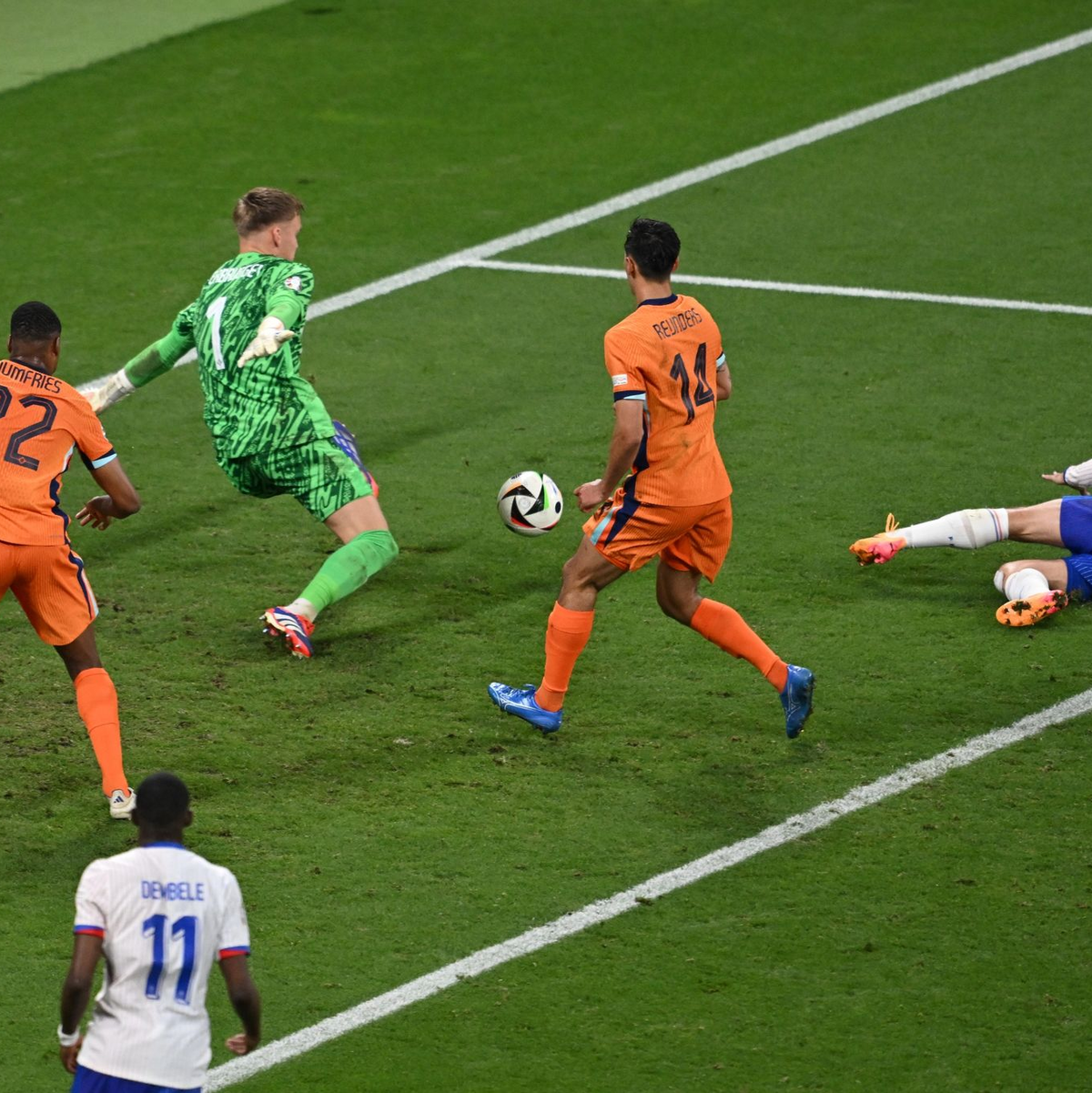 Der niederländische Torhüter Bart Verbruggen pariert einen Schuss von Antoine Griezmann (r). - Foto: Robert Michael/dpa