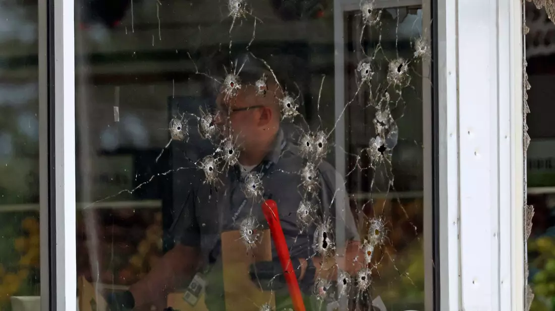 Mindestens drei Menschen wurden erschossen und zehn weitere verletzt. - Bild: Colin Murphey/Arkansas Democrat-Gazette/AP/dpa