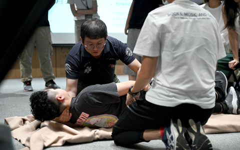 Ungefähr 40.000 Menschen haben der Akademie zufolge das Training seit Oktober 2022 bereits absolviert. - Foto: Johannes Neudecker/dpa