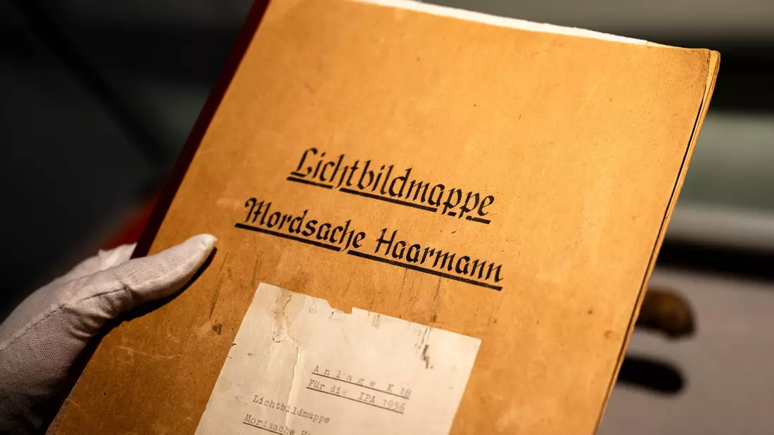 Eine Mappe im Polizeimuseum Niedersachsen gibt Einblick in die Mordsache Fritz Haarmann. (Archivbild) - Bild: Sina Schuldt/dpa