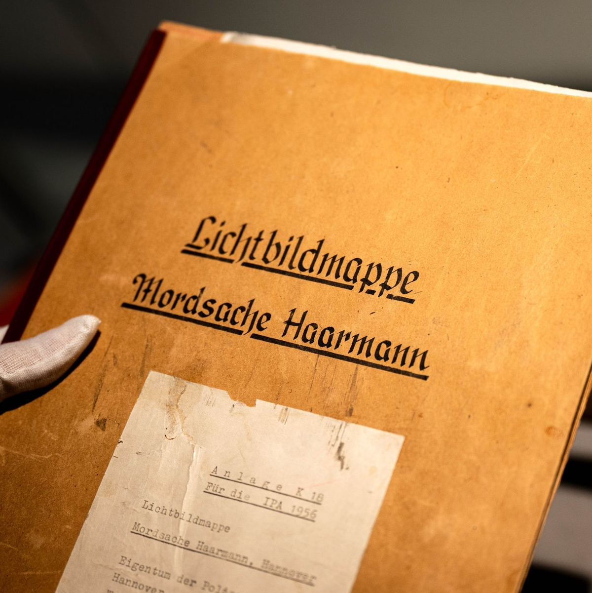 Eine Mappe im Polizeimuseum Niedersachsen gibt Einblick in die Mordsache Fritz Haarmann. (Archivbild) - Foto: Sina Schuldt/dpa