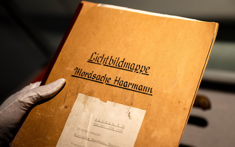 Die Lichtbildmappe in der Mordsache Fritz Haarmann: Es ist der 100. Jahrestag der Verhaftung des Massenmörders. - Foto: Sina Schuldt/dpa