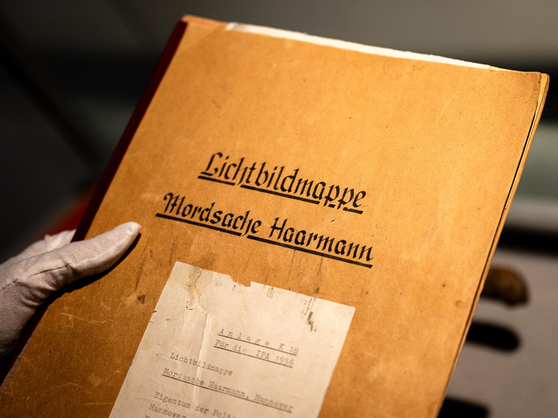 Die Lichtbildmappe in der Mordsache Fritz Haarmann: Es ist der 100. Jahrestag der Verhaftung des Massenmörders. - Foto: Sina Schuldt/dpa