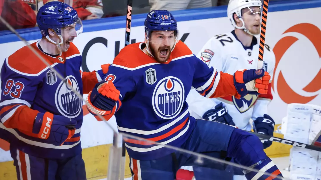 Zach Hyman (M) von den Edmonton Oilers feiert sein Tor. - Bild: Jeff McIntosh/The Canadian Press/AP/dpa
