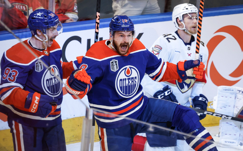 Zach Hyman (M) von den Edmonton Oilers feiert sein Tor. - Foto: Jeff McIntosh/The Canadian Press/AP/dpa