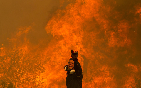 Bislang gibt es in Griechenland rund 14.100 Feuerwehrleute. Auch Privatleute bereiten sich auf den Kampf gegen die Brände vor. - Foto: Marios Lolos/XinHua/dpa