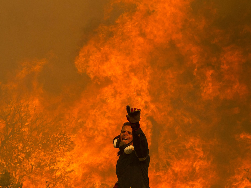 Bislang gibt es in Griechenland rund 14.100 Feuerwehrleute. Auch Privatleute bereiten sich auf den Kampf gegen die Brände vor. - Foto: Marios Lolos/XinHua/dpa