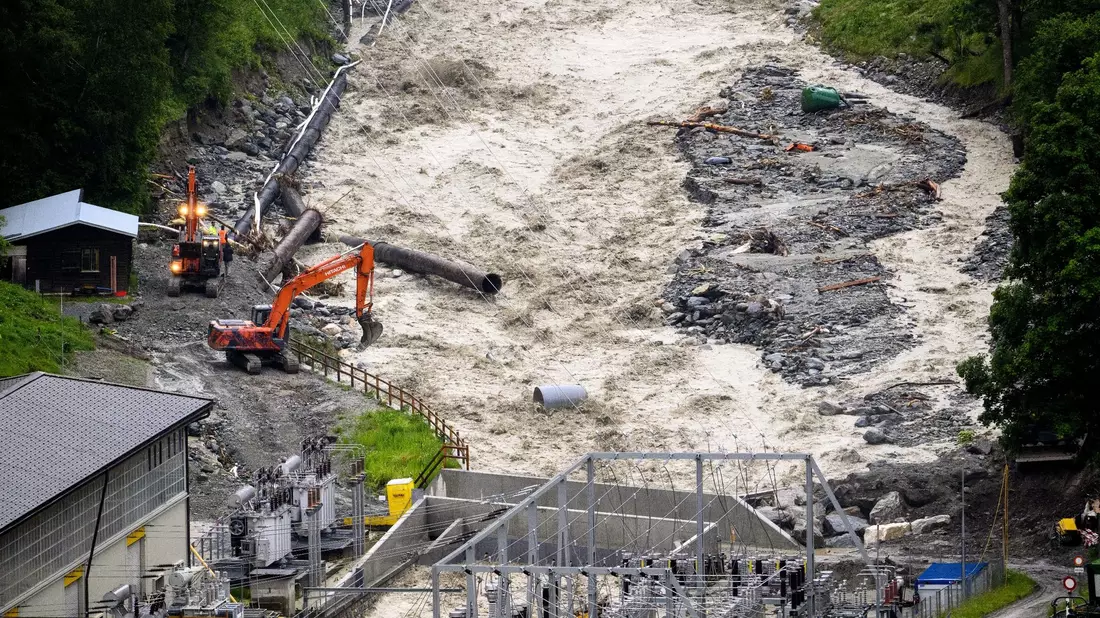 In den Schweizer Kantons Graubünden und Wallis gab es zahlreiche Gewitter und heftige Niederschläge, Hochwasser und einen Bergsturz. - Bild: Jean-Christophe Bott/KEYSTONE/dpa