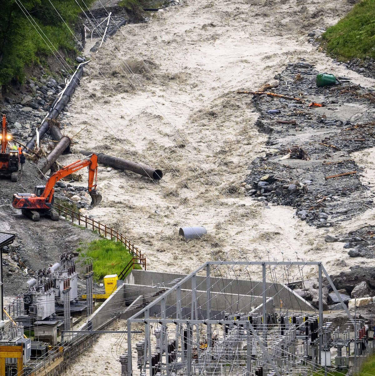 Die Zugstrecke nach Zermatt war zeitweise unterbrochen wegen Hochwasser des Flusses Vispa (Archivbild) - Foto: Jean-Christophe Bott/KEYSTONE/dpa