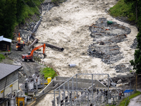In den Schweizer Kantons Graubünden und Wallis gab es zahlreiche Gewitter und heftige Niederschläge, Hochwasser und einen Bergsturz. - Foto: Jean-Christophe Bott/KEYSTONE/dpa