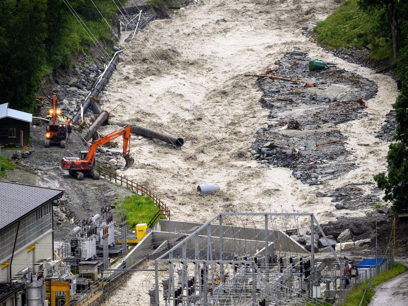 Die Vispa trat über die Ufer und beschädigte die Gleise auf der Strecke nach Zermatt.(Archivbild) - Foto: Jean-Christophe Bott/KEYSTONE/dpa