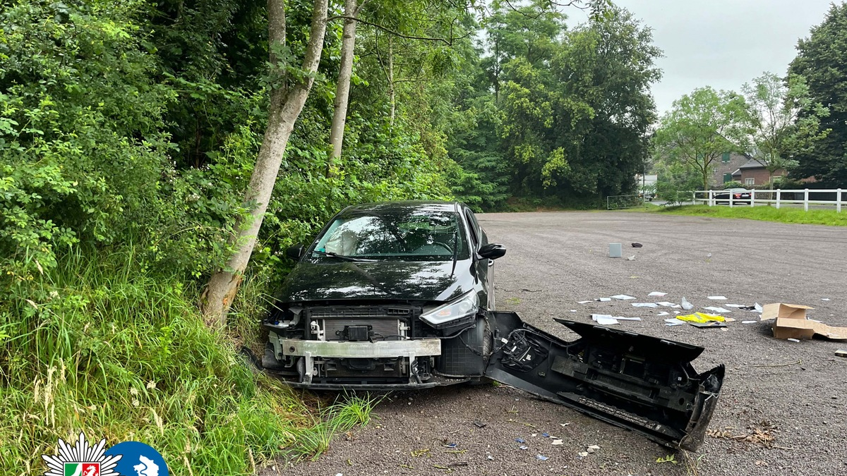 POL-DU: Baerl: Autofahrer kollidiert mit einem Baum und bleibt unverletzt - Foto: presseportal.de