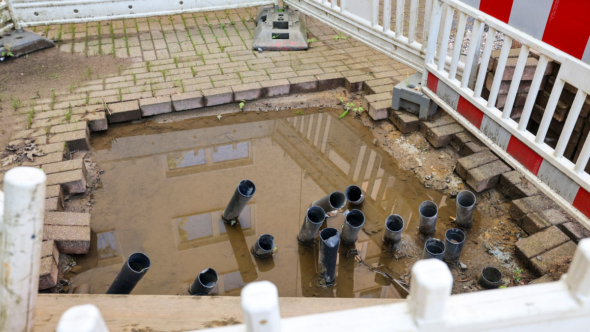 Unter dem mehrgeschossigen Gebäude liegt der Zugang zu einem alten Belüftungsstollen. Das hat jetzt Folgen. - Foto: Christoph Reichwein/dpa
