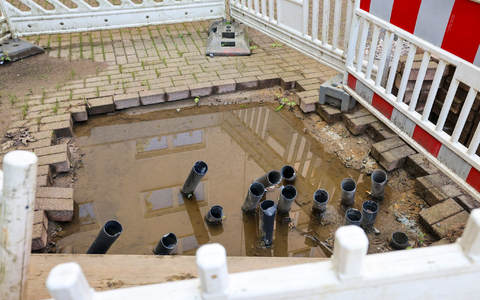 Unter dem mehrgeschossigen Gebäude liegt der Zugang zu einem alten Belüftungsstollen. Das hat jetzt Folgen. - Foto: Christoph Reichwein/dpa