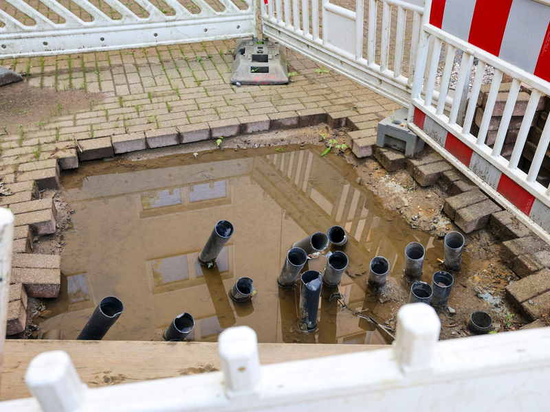 Unter dem mehrgeschossigen Gebäude liegt der Zugang zu einem alten Belüftungsstollen. Das hat jetzt Folgen. - Foto: Christoph Reichwein/dpa