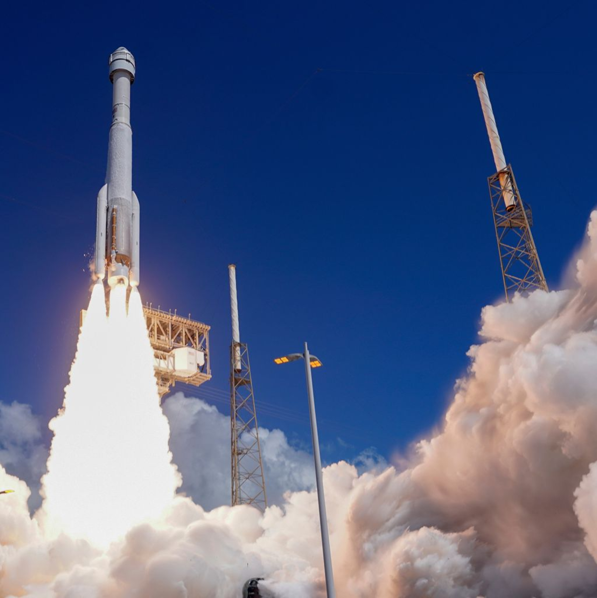 Der Starliner auf dem Weg zur ISS - Foto: John Raoux/AP/dpa