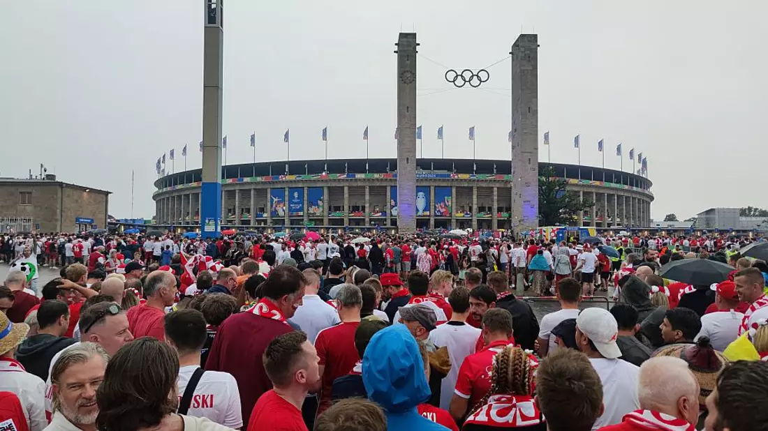 Fans am Olympiastadion - Bild: über dts Nachrichtenagentur
