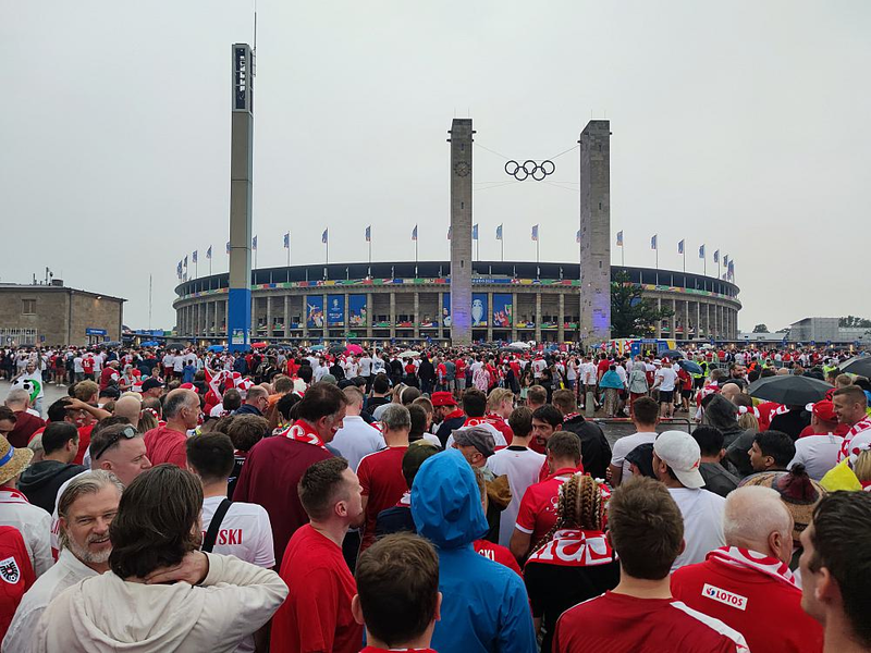 Fans am Olympiastadion - Foto: über dts Nachrichtenagentur