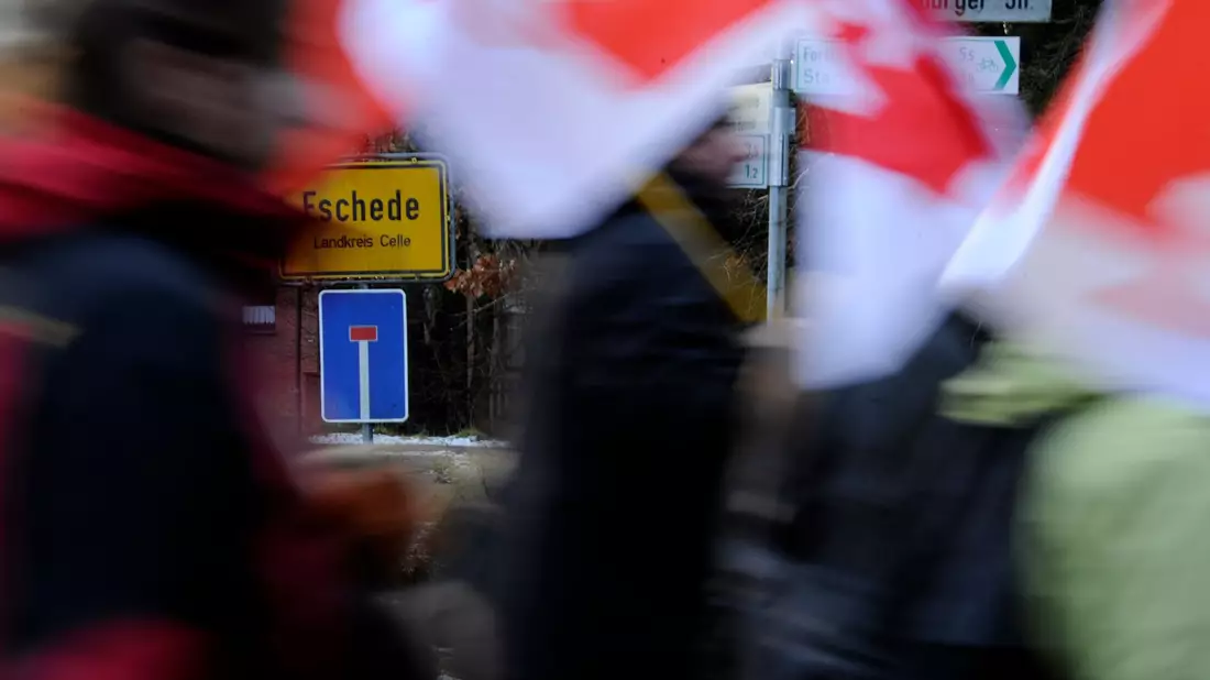 Auf einem Hof bei Eschede gibt es seit vielen Jahren Versammlungen von Rechtsradikalen. - Bild: Alexander Körner/dpa